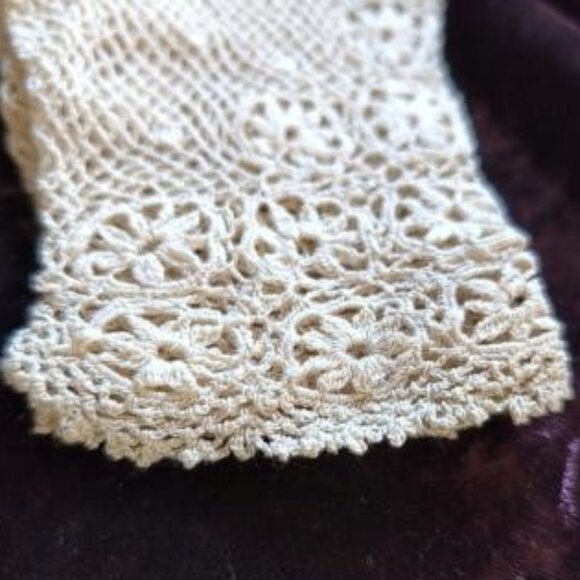 Antique Lace Crocheted Tatted Gloves, Mermaid Scallop Pattern with Flowers - Picture 7 of 8